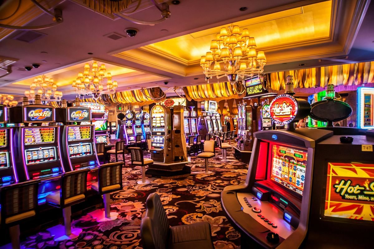 Dealer profesional melakukan pembagian kartu secara real-time Dealer zoombuck sedang melakukan pembagian kartu Teen Patti